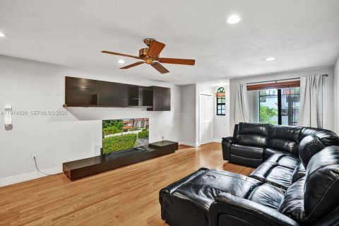 Купить таунхаус в Майами-Шорс, Флорида 2 спальни, 140м2, № 1988680 - фото 3