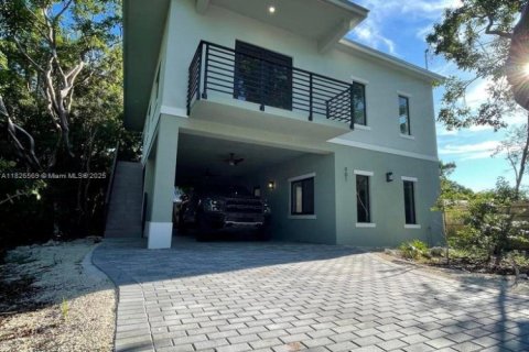 House in Key Largo, Florida 5 bedrooms, 195.09 sq.m. № 1799067 - photo 1
