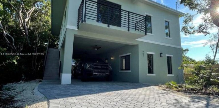 House in Key Largo, Florida 5 bedrooms, 195.09 sq.m. № 1799067