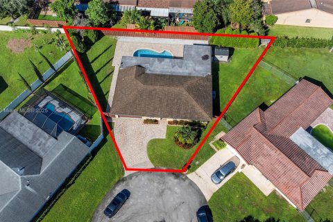 House in Plantation, Florida 4 bedrooms, 199.18 sq.m. № 1953120 - photo 6