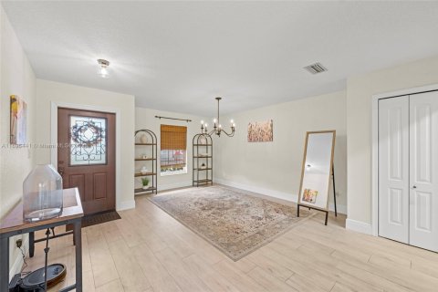 House in Plantation, Florida 4 bedrooms, 199.18 sq.m. № 1953120 - photo 8