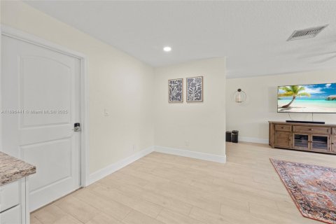 House in Plantation, Florida 4 bedrooms, 199.18 sq.m. № 1953120 - photo 27