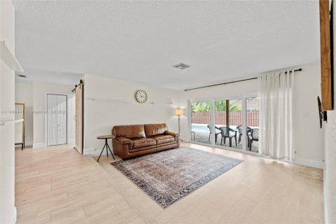 House in Plantation, Florida 4 bedrooms, 199.18 sq.m. № 1953120 - photo 13
