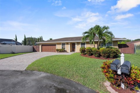 House in Plantation, Florida 4 bedrooms, 199.18 sq.m. № 1953120 - photo 3