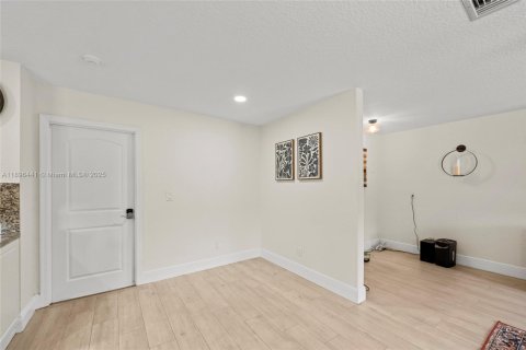 House in Plantation, Florida 4 bedrooms, 199.18 sq.m. № 1953120 - photo 30