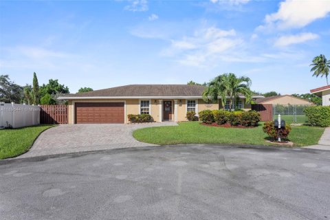 House in Plantation, Florida 4 bedrooms, 199.18 sq.m. № 1953120 - photo 1