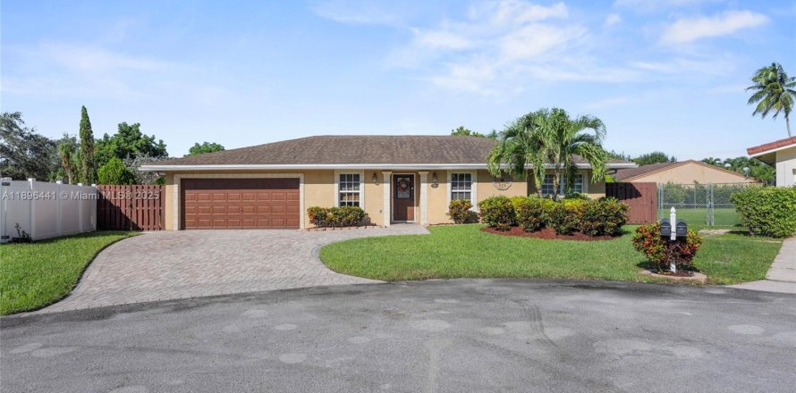 House in Plantation, Florida 4 bedrooms, 199.18 sq.m. № 1953120