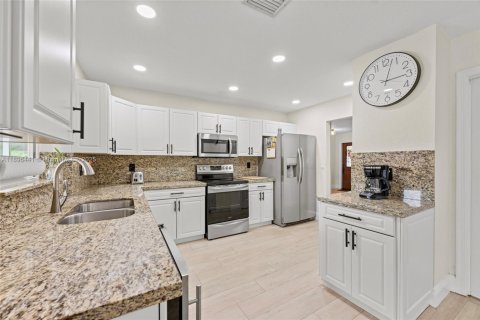 House in Plantation, Florida 4 bedrooms, 199.18 sq.m. № 1953120 - photo 26