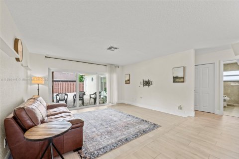 House in Plantation, Florida 4 bedrooms, 199.18 sq.m. № 1953120 - photo 12