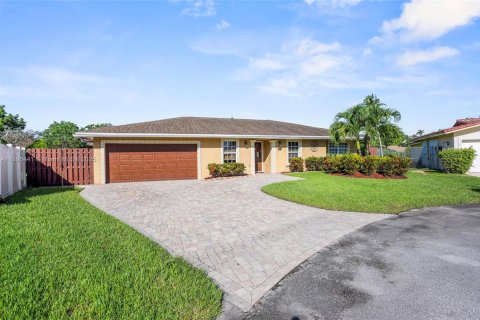 House in Plantation, Florida 4 bedrooms, 199.18 sq.m. № 1953120 - photo 2