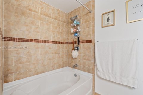 Condo in Miami, Florida, 2 bedrooms № 2152442 - photo 14