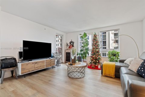 Condo in Miami, Florida, 2 bedrooms № 2152442 - photo 3