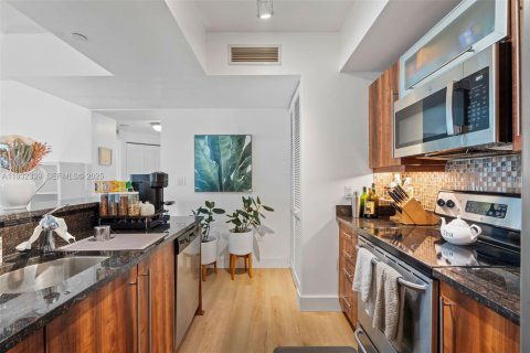 Condo in Miami, Florida, 2 bedrooms № 2152442 - photo 5