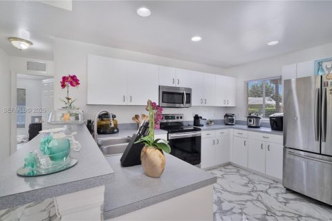 House in Naples, Florida 3 bedrooms, 142.6 sq.m. № 2069541 - photo 18