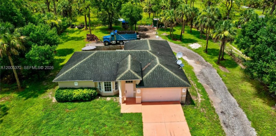 House in Naples, Florida 3 bedrooms, 142.6 sq.m. № 2069541