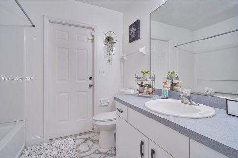 House in Naples, Florida 3 bedrooms, 142.6 sq.m. № 2069541 - photo 15