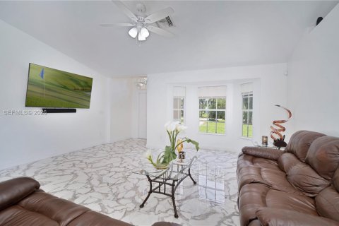 House in Naples, Florida 3 bedrooms, 142.6 sq.m. № 2069541 - photo 24