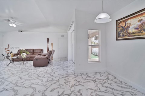 House in Naples, Florida 3 bedrooms, 142.6 sq.m. № 2069541 - photo 8