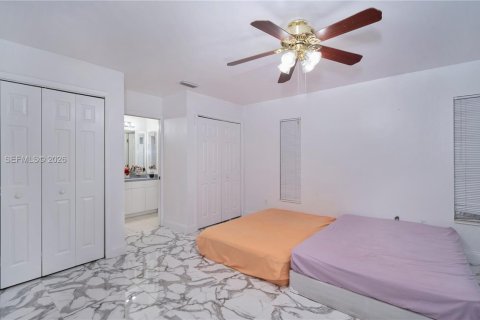 House in Naples, Florida 3 bedrooms, 142.6 sq.m. № 2069541 - photo 11