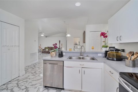 House in Naples, Florida 3 bedrooms, 142.6 sq.m. № 2069541 - photo 16