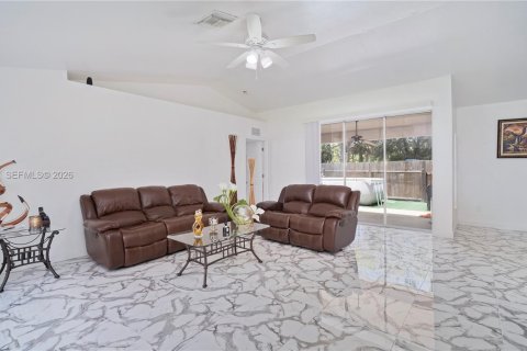 House in Naples, Florida 3 bedrooms, 142.6 sq.m. № 2069541 - photo 23