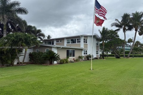 House in Jensen Beach, Florida 5 bedrooms, 334.45 sq.m. № 1994051 - photo 3