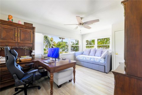 House in Jensen Beach, Florida 5 bedrooms, 334.45 sq.m. № 1994051 - photo 30