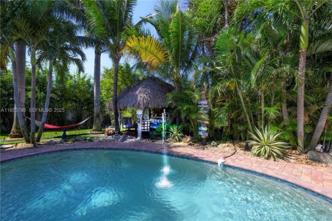 House in Jensen Beach, Florida 5 bedrooms, 334.45 sq.m. № 1994051 - photo 5