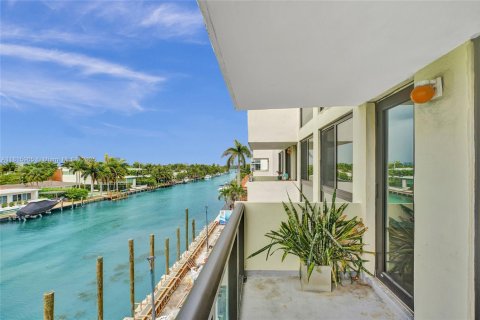Condo in Bay Harbor Islands, Florida, 1 bedroom  № 1768827 - photo 18