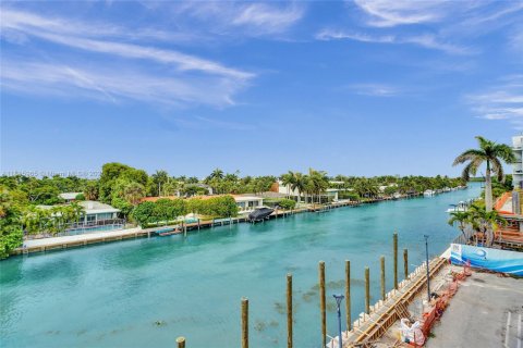 Condo in Bay Harbor Islands, Florida, 1 bedroom  № 1768827 - photo 15