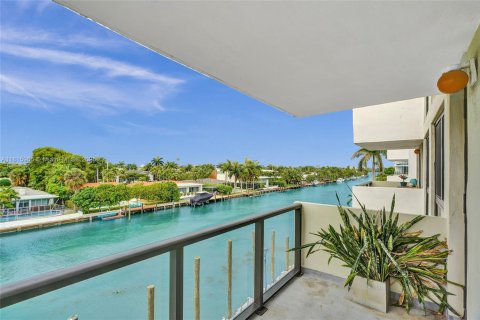 Condo in Bay Harbor Islands, Florida, 1 bedroom  № 1768827 - photo 1