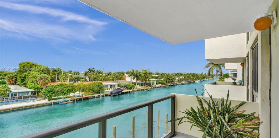Condo in Bay Harbor Islands, Florida, 1 bedroom № 1768827