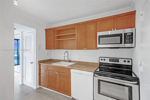 Condo in Bay Harbor Islands, Florida, 1 bedroom  № 1768827 - photo 9
