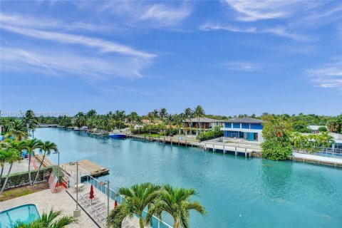 Condo in Bay Harbor Islands, Florida, 1 bedroom  № 1768827 - photo 27