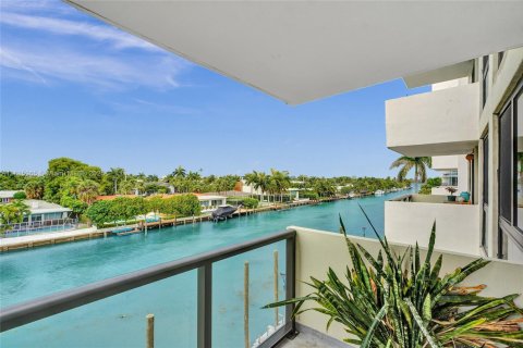 Condo in Bay Harbor Islands, Florida, 1 bedroom  № 1768827 - photo 16