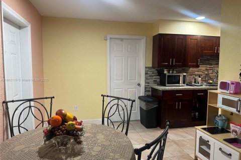 House in Opa-locka, Florida 3 bedrooms, 118.91 sq.m. № 1890795 - photo 6