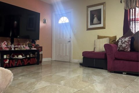 House in Opa-locka, Florida 3 bedrooms, 118.91 sq.m. № 1890795 - photo 1