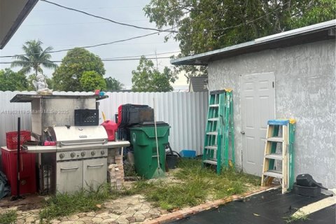 House in Opa-locka, Florida 3 bedrooms, 118.91 sq.m. № 1890795 - photo 16