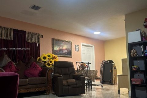 House in Opa-locka, Florida 3 bedrooms, 118.91 sq.m. № 1890795 - photo 3