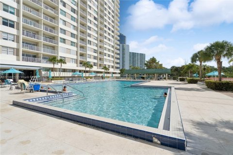 Condominio en venta en Sunny Isles Beach, Florida, 1 dormitorio, 70.79 m2 № 1488293 - foto 14