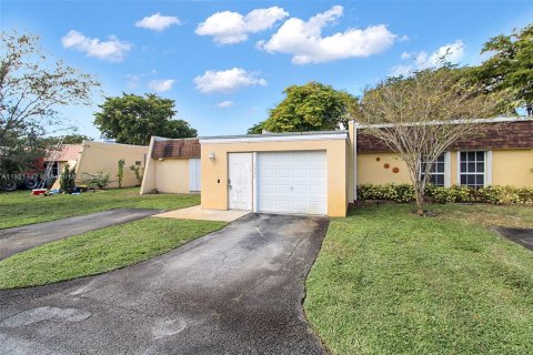 Купить таунхаус в Хайалиа, Флорида 2 спальни, 121.52м2, № 2032172 - фото 2