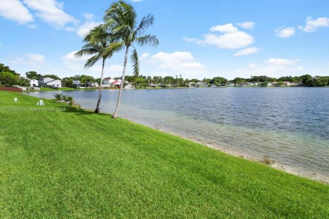 Adosado en venta en Hialeah, Florida, 3 dormitorios, 132.94 m2 № 1955078 - foto 4