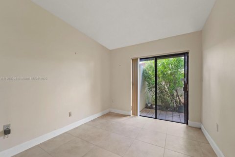 Adosado en venta en Hialeah, Florida, 3 dormitorios, 132.94 m2 № 1955078 - foto 23