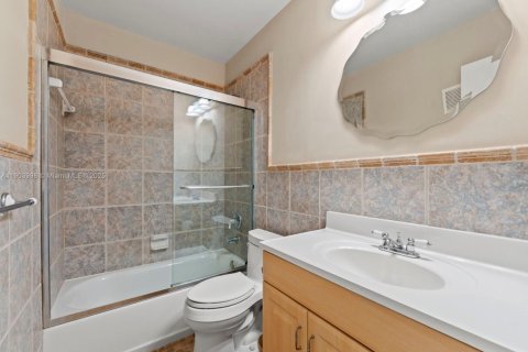 Adosado en venta en Hialeah, Florida, 3 dormitorios, 132.94 m2 № 1955078 - foto 25