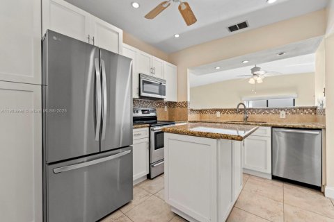 Adosado en venta en Hialeah, Florida, 3 dormitorios, 132.94 m2 № 1955078 - foto 22