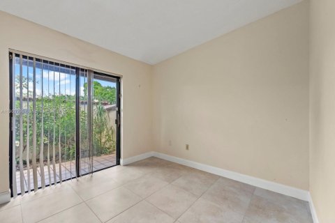 Adosado en venta en Hialeah, Florida, 3 dormitorios, 132.94 m2 № 1955078 - foto 26