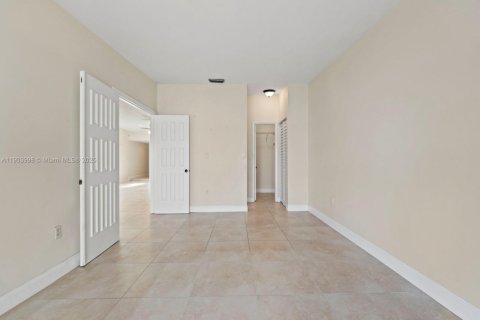Adosado en venta en Hialeah, Florida, 3 dormitorios, 132.94 m2 № 1955078 - foto 15
