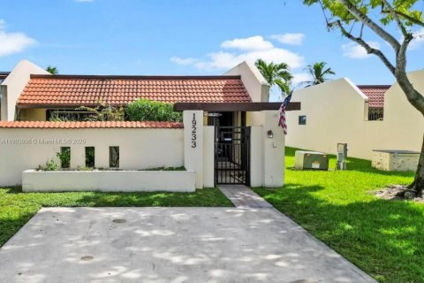 Adosado en venta en Hialeah, Florida, 3 dormitorios, 132.94 m2 № 1955078 - foto 1