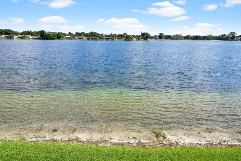 Adosado en venta en Hialeah, Florida, 3 dormitorios, 132.94 m2 № 1955078 - foto 3