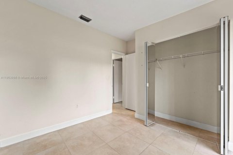 Adosado en venta en Hialeah, Florida, 3 dormitorios, 132.94 m2 № 1955078 - foto 27
